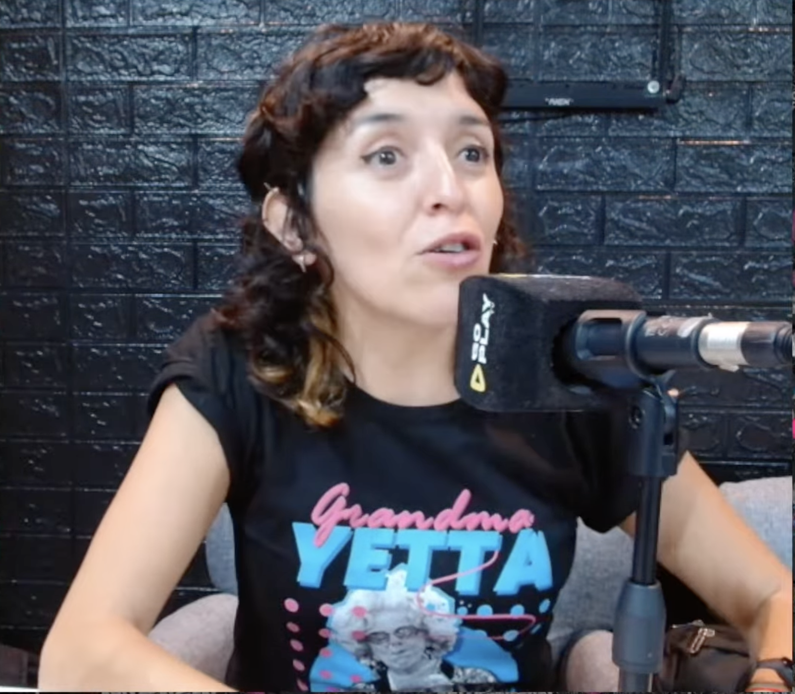 Imagen 1 de DE LA GUARDIA DEL SANATORIO AL ESCENARIO: CÓMO JULIANA GONZÁLEZ TRANSFORMA SUS TRAGEDIAS EN STAND-UP