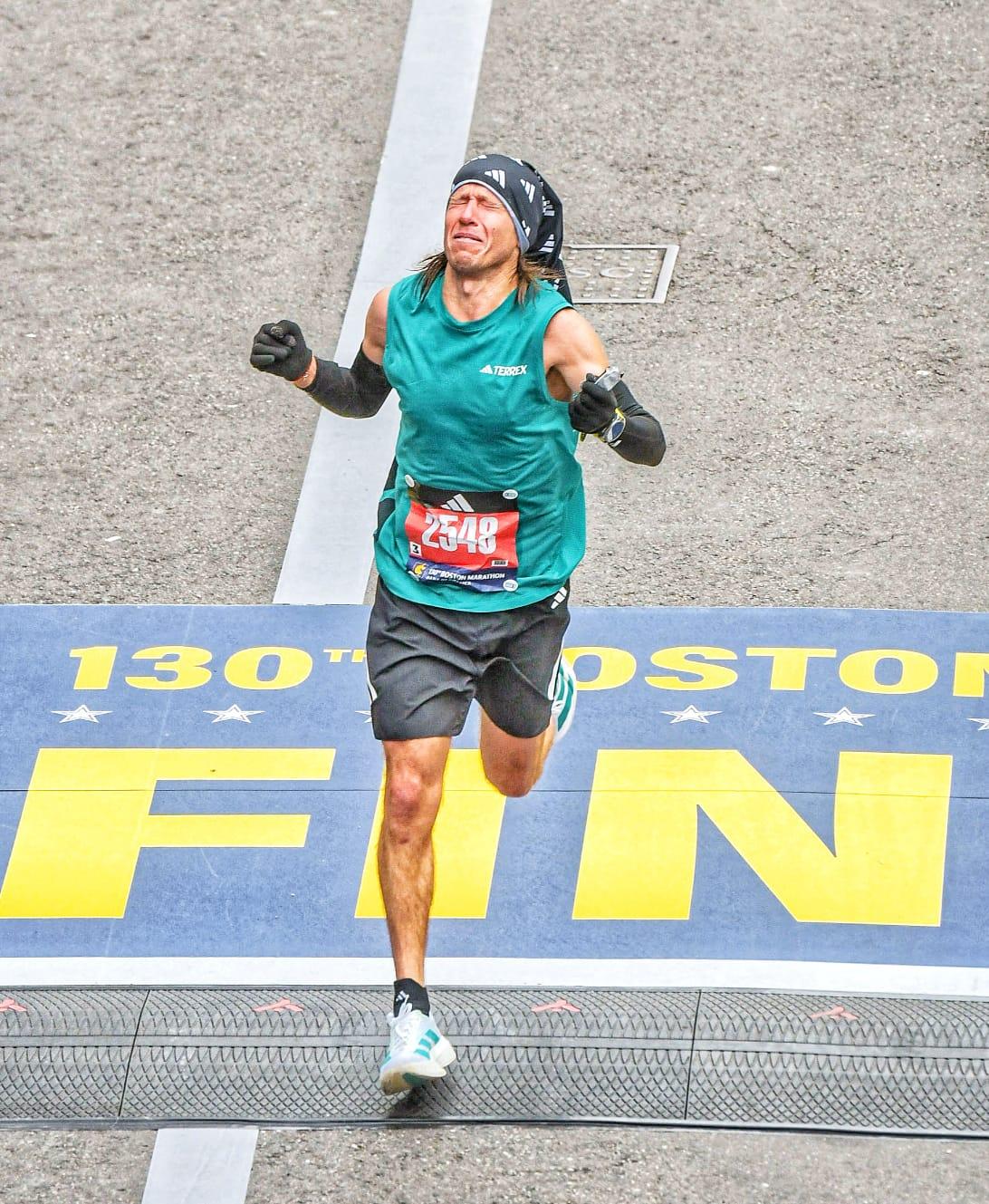 Imagen 1 de CORRER PARA SANAR: LA CONMOVEDORA HISTORIA FAMILIAR DETRÁS DEL ÉXITO DE JORGE LARRY EN BOSTON