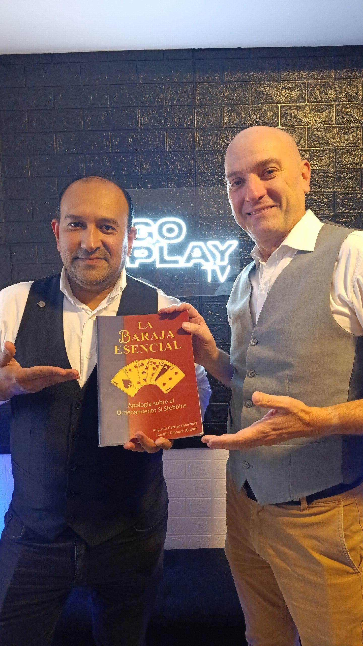 Imagen 1 de El primer libro de magia escrito, editado e impreso en Tucumán: más de 80 juegos y 300 páginas de secretos